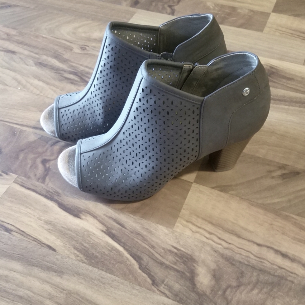 Giani Bernini Memory Foam Peep Toe Size 7 1/2 W
